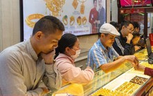 Xếp hàng mua vàng vía Thần Tài: Chủ yếu mua ít cầu may, chưa ai dám 'ôm' nhiều
