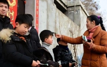 Sau khi đi chúc Tết họ hàng, tôi giật mình nhận ra "điểm chí mạng" khiến con mình luôn rụt rè, không xuất sắc như con nhà người