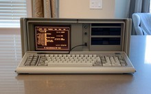 Kinh ngạc cân nặng của “máy tính xách tay” từ 40 năm trước, giúp bạn "tập tạ" khi đi trên đường