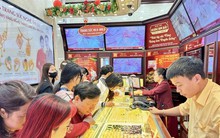 Lấy số, đặt sổ, đổ xô mua vàng vía Thần tài