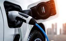 Các nhà sản xuất Mỹ và châu Âu nỗ lực hạ giá xe điện