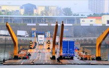 Quảng Ninh xuất khẩu 925 tấn hàng hóa qua lối mở cầu phao tạm km3+4 Hải Yên