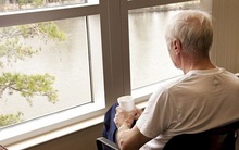 Bị con ruột xa lánh, cha dượng được tôi chăm sóc lúc cuối đời: Đến khi đọc di chúc, tôi không tin vào mắt mình