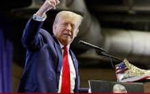 Giữa lùm xùm pháp lý, ông Trump tranh thủ đi bán giày
