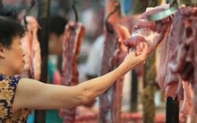 Sao thịt bò luôn treo trên cao, thịt lợn thì đặt dưới bàn? Hóa ra là có "ẩn tình"