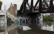 Mỹ: Bang California hứng đòn kép từ "sông khí quyển", xe ngập đến nóc