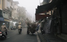 Ảnh: Hà Nội "đẹp lạ" trong ngày Ông Công Ông Táo, khắp nơi "mù sương" khiến nhiều người liên tưởng đến Sa Pa