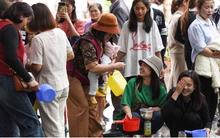 Về Đền Cùng - Giếng Ngọc nhiều bạn trẻ xin nước uống để rửa mặt, cầu may