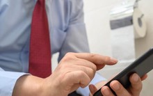 Tác hại không ngờ của việc xem điện thoại khi đi vệ sinh