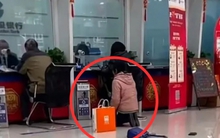Người phụ nữ quỳ xin được "chen hàng" để gửi tiết kiệm tiền mừng tuổi 7,4 triệu đồng của con trai, dân mạng thấy khó hiểu: "Vì đâu đến nỗi?"