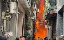 Cháy lớn thiêu rụi kho quần áo gần chợ Ninh Hiệp