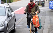 Triệu phú tiết kiệm nhất thế giới nhặt rác để tìm thức ăn