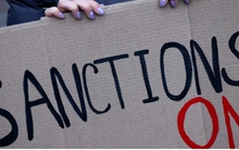 Tròn 2 năm xung đột Ukraine, Mỹ-EU tăng cường trừng phạt Nga