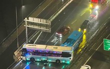 Xe khách xoay ngang sau cú phanh gấp, đường Vành đai 3 ùn tắc trong đêm