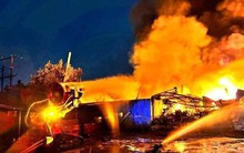 Cháy ngùn ngụt tại xưởng sản xuất hạt nhựa, dùng robot dập lửa