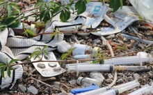 Rùng mình chứng kiến kim tiêm nằm la liệt trong bãi rác ở Đắk Nông