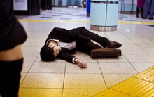 Khổ như đàn ông Nhật Bản: Bị ép phải ‘nam tính’, mất dần vai trò trong xã hội, khát khao được tự do đến mức phải tự ‘giải thoát’