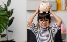 Chuyên gia Harvard tiết lộ 3 cách đơn giản dạy con về tiền bạc để “đổi đời”