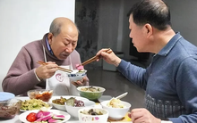 Lạ kỳ đến nhà con ăn cơm nhưng cụ ông U70 ‘trả tiền’ như ngoài hàng: Ai biết cũng nể vì dụng ý đằng sau