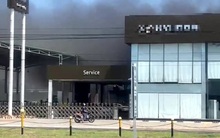 Khói đen bốc lên ngùn ngụt bên trong showroom ôtô tại Bình Thuận