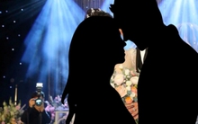 Chồng nổi tiếng thấy vợ bán hàng online cực khổ tặng cho chiếc túi hiệu giá bằng cả căn nhà: Làm gì mà giàu cỡ này?