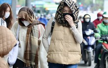 Hà Nội tắc đường, người lao động gồng mình mưu sinh trong mưa rét 13 độ C