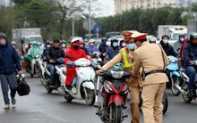 Hàng loạt xe máy ngang nhiên đi vào Đại lộ Thăng Long