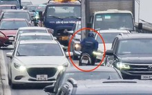 Xe máy leo lên đường Vành đai 2 trên cao, quay đầu chạy ngược chiều khi gặp CSGT
