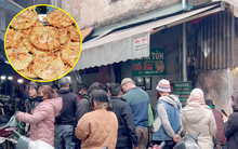 Cảnh tượng khách nước ngoài xếp hàng chờ ăn bánh tôm ở một khu chợ tại Hà Nội khiến nhiều người bất ngờ