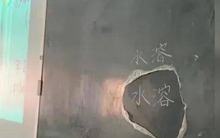 Học sinh khóc vì làm hỏng bảng đen, cô giáo kiểm tra thì phát hiện sự thật "3 phần cười, 7 phần ngượng"