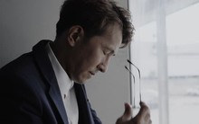 Chăm bố mẹ già 12 năm không ai coi trọng, em trai tặng đôi giày lại được khen hiếu thảo, tôi quyết tâm làm 1 việc khiến gia đình hoảng hốt