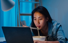 Thương mại điện tử tạo nên 1 thế hệ “thợ săn sale”: Thức đêm canh giảm giá, cảm thấy thua cuộc nếu mua nhầm “deal lởm”