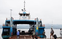Những chuyến phà cuối cùng đưa du khách rời bến Gót sang đảo Cát Bà