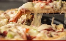 Ăn pizza để qua đêm, cô gái phải phẫu thuật não khẩn cấp
