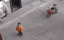 Gửi con cho ông bà để đi làm ăn xa, mẹ bỉm nhói lòng nhìn con qua camera, gạt nước mắt tiếp tục làm việc