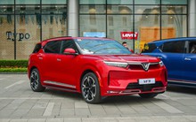 VinFast lại chơi lớn: Hỗ trợ vay mua xe điện thời hạn 8 năm, giá trị 70% giá xe, đem tiền ‘tặng’ khách mua xe xăng cũ