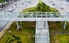 Kỳ lạ cầu bộ hành có lối đâm thẳng xuống bãi cỏ, bụi tre ở Hà Nội