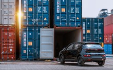 Xuất hiện hình ảnh VinFast VF e34 và VF 5 với diện mạo lạ ở cảng, đích đến là Indonesia?