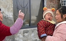 Ly hôn ôm con về nhà mẹ đẻ, người phụ nữ bị mẹ tuyệt tình đuổi đi, nói lý do khiến cô chạnh lòng bật khóc tức tưởi