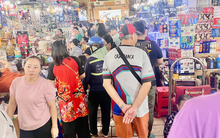 Ùn ùn đi sắm Tết