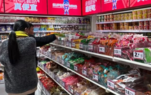 ‘Cái khó’ của Trung Quốc: Là nền kinh tế số 2 thế giới nhưng người dân phải ‘thắt lưng buộc bụng’, nhiều người đổ xô đi mua hàng giảm giá, tiết kiệm vài nghìn đồng/món cũng cảm thấy hài lòng