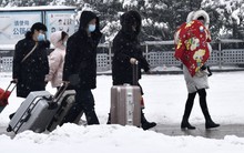 Bão tuyết cản trở Xuân vận Trung Quốc: Chạy ô tô, đi máy bay, ngồi tàu hỏa đều sợ không kịp về nhà đón Tết