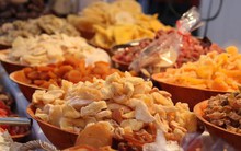 Món ăn vặt nhà nào cũng bày dịp tết nhưng ăn quá nhiều không chỉ gây mụn mà còn tiềm ẩn nhiều mối nguy hại