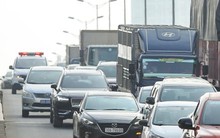 Ô tô đua nhau lấn làn trên đường Vành đai 3, xe cứu thương chật vật tìm lối lên