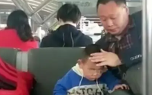 Bức ảnh đứa trẻ ngủ gật ở ga tàu khiến ai nấy xuýt xoa: Bố nuôi dạy kiểu gì mà con ngoan ngoãn đến vậy?