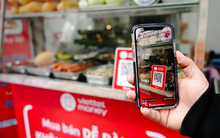 Người dân ngày càng giảm thanh toán tiền mặt dịp Tết