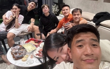 Hội cầu thủ ăn tất niên tại nhà Văn Hậu - Hải My: Gia chủ ôm nhau tình tứ, có Quang Hải nhưng thiếu một người đặc biệt