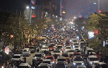 Người dân Hà Nội đổ xô đi xem màn trình diễn ánh sáng bằng 2.024 máy bay không người lái, tắc đường kéo dài 2km