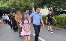 Người đàn ông ra ngân hàng rút tiền, giao dịch viên thấy “biểu hiện lạ” liền báo cảnh sát: Đường dây lừa đảo 18 thành viên bị tóm gọn ngay sau đó