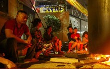 Người già, trẻ nhỏ quây quần luộc bánh chưng xuyên đêm trên vỉa hè Hà Nội